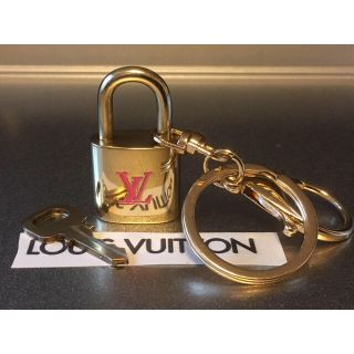 ルイヴィトン(LOUIS VUITTON)のルイヴィトン 南京錠 バージョン:ピンク 鍵付きキーホルダー(キーホルダー)