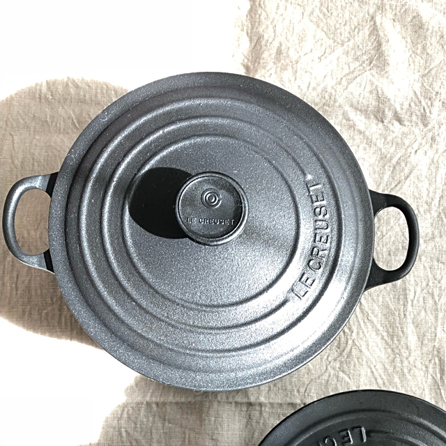 LE CREUSET(ルクルーゼ)のル・クルーゼ マットブラック 両手鍋 20cm インテリア/住まい/日用品のキッチン/食器(鍋/フライパン)の商品写真