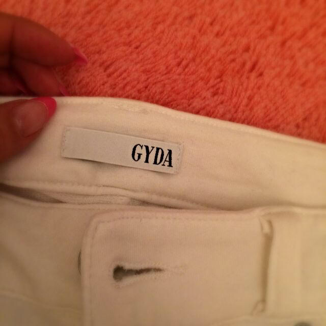 GYDA(ジェイダ)のホワイトスキニーパンツ レディースのパンツ(カジュアルパンツ)の商品写真