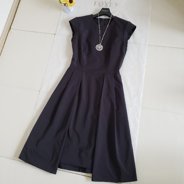 ブリヤンテス・レッド 美品✽FOXEY フォクシー モイストストレッチ