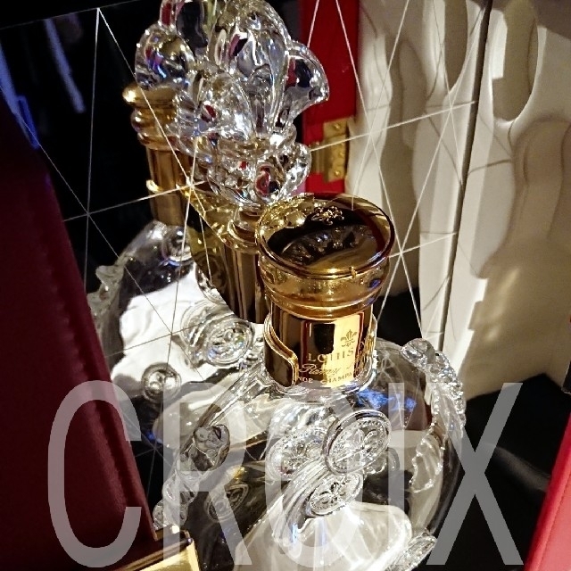 Baccarat(バカラ)の完品極美品レミーマルタン ルイ13世 全シリアル一致 観音開き 化粧箱 空ボトル 食品/飲料/酒の酒(ブランデー)の商品写真