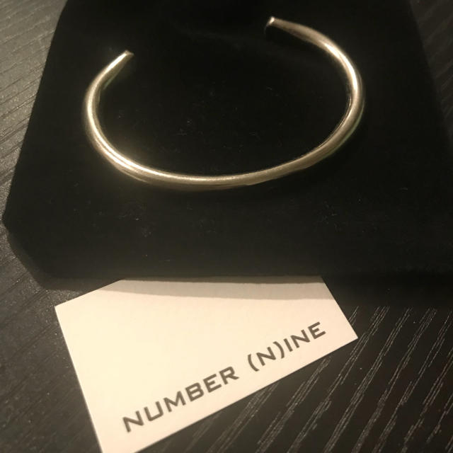 NUMBER (N)INE(ナンバーナイン)の【NUMBER(N)INE】STUDIOUS限定別注センタースクラッチバングル メンズのアクセサリー(バングル/リストバンド)の商品写真