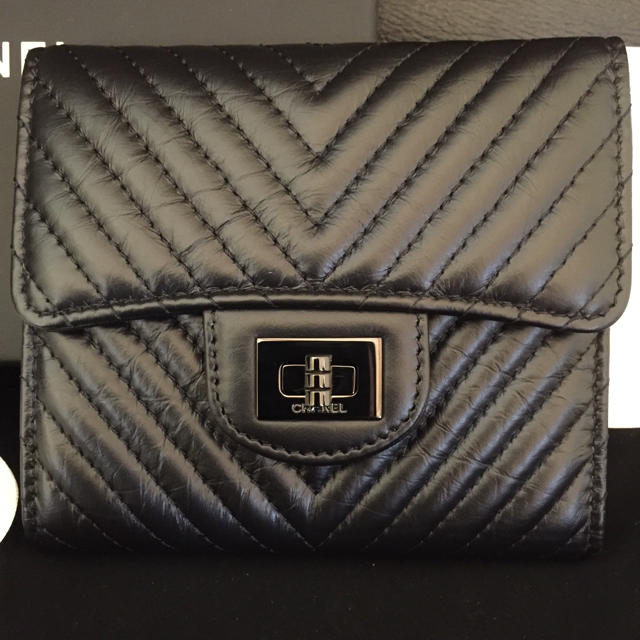 CHANEL(シャネル)のシャネル 2.55 シェブロン 三つ折り財布 ブラック レア 確実正規品 レディースのファッション小物(財布)の商品写真