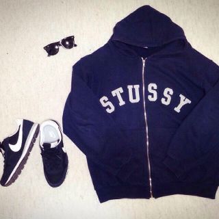 ステューシー(STUSSY)のstussy アーチロゴパーカー(パーカー)