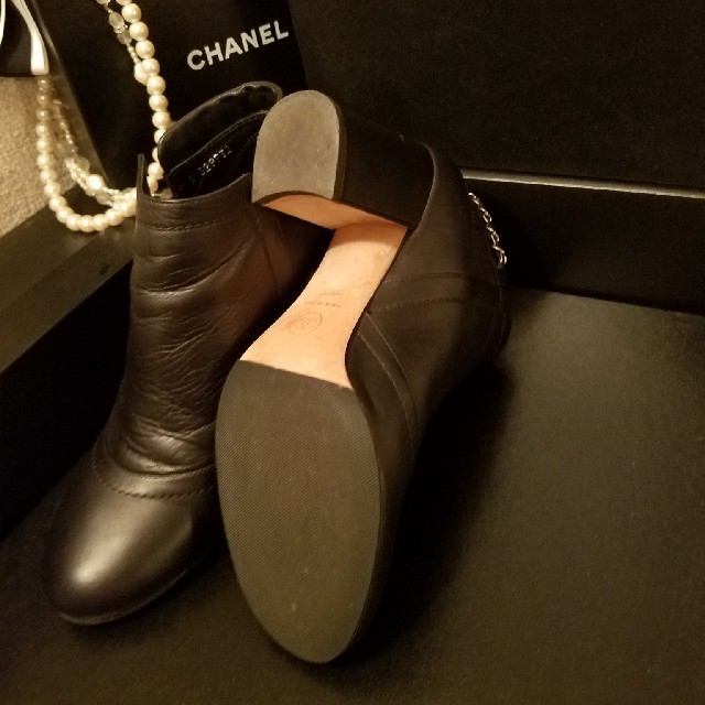 CHANEL(シャネル)のCHANEL　シャネル　チェーンデザインアングルブーツ　確実正規品 レディースの靴/シューズ(ブーツ)の商品写真