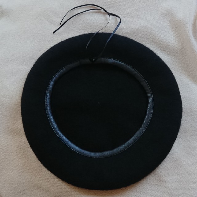 LOWRYS FARM(ローリーズファーム)のレザー パイピング  ベレー帽  ブラック 黒  ローリーズファーム レディースの帽子(ハンチング/ベレー帽)の商品写真