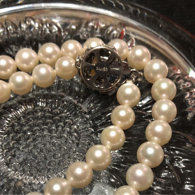 【 あこや真珠6.5ミリ玉 ネックレス 】 ホワイト系 43センチ レディースのアクセサリー(ネックレス)の商品写真