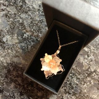 ヴァンクリーフアンドアーペル(Van Cleef & Arpels)のホワイトフラワーネックレス♡ゴールド(ネックレス)