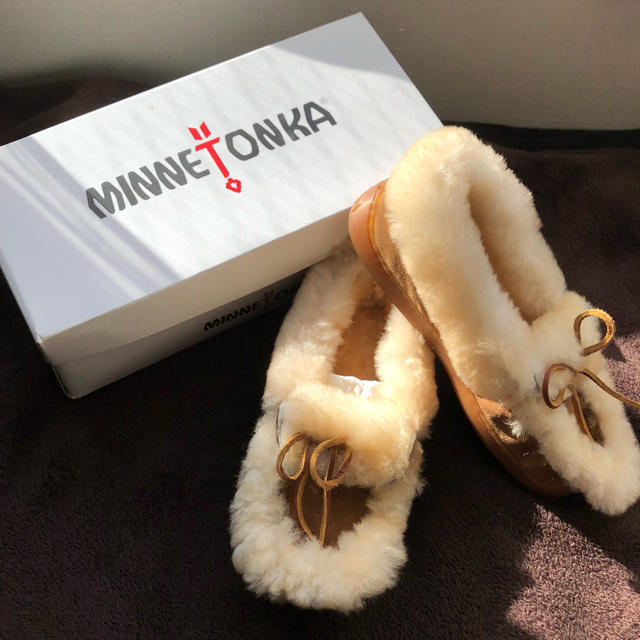 Minnetonka(ミネトンカ)のMINNETONKA今期最新作ULTIMATE SHEEPSKIN送料込未使用 レディースの靴/シューズ(スリッポン/モカシン)の商品写真