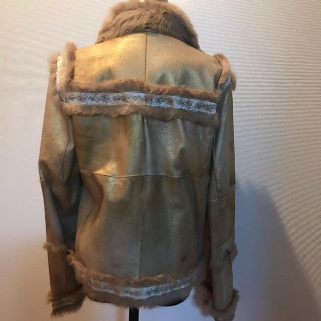 emanuel ungaro(エマニュエルウンガロ)の【セールUSED】とても暖かく軽いウンガロ 毛皮コート レディースのジャケット/アウター(毛皮/ファーコート)の商品写真