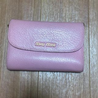 ミュウミュウ(miumiu)のmiumiu ピンクの折りたたみ財布(折り財布)