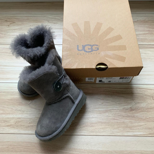 UGG(アグ)の新品 UGG ベイリーボタン 13.5cm キッズ/ベビー/マタニティのベビー靴/シューズ(~14cm)(ブーツ)の商品写真