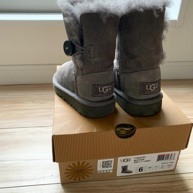 UGG(アグ)の新品 UGG ベイリーボタン 13.5cm キッズ/ベビー/マタニティのベビー靴/シューズ(~14cm)(ブーツ)の商品写真