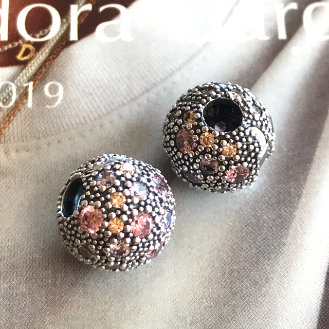 SWAROVSKI(スワロフスキー)のパンドラ PANDORAペールピンクコズミックスターズグリップセット レディースのアクセサリー(チャーム)の商品写真