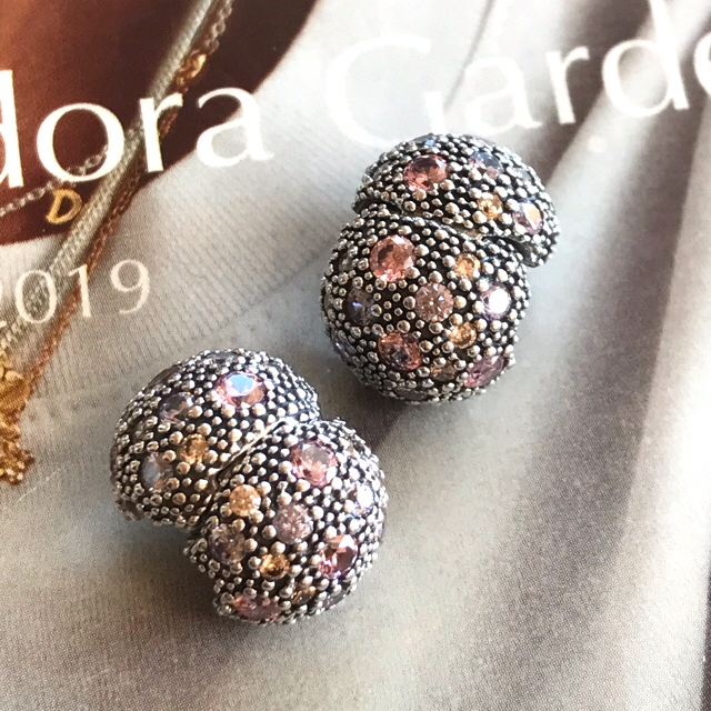 SWAROVSKI(スワロフスキー)のパンドラ PANDORAペールピンクコズミックスターズグリップセット レディースのアクセサリー(チャーム)の商品写真