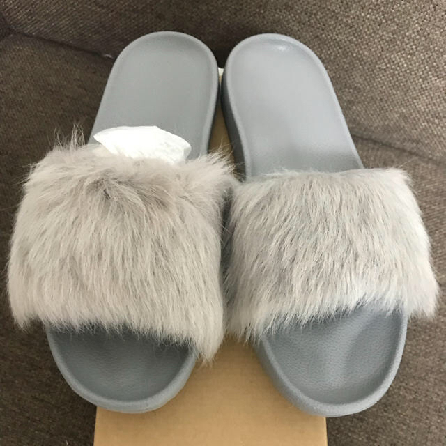 【新品！未使用】UGGファーサンダル US8サイズ 24〜25