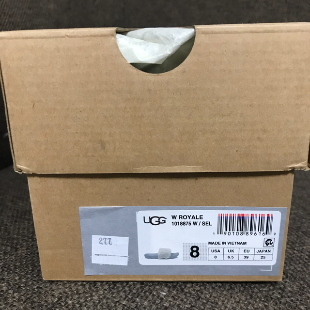 【新品！未使用】UGGファーサンダル US8サイズ 24〜25 レディースの靴/シューズ(サンダル)の商品写真