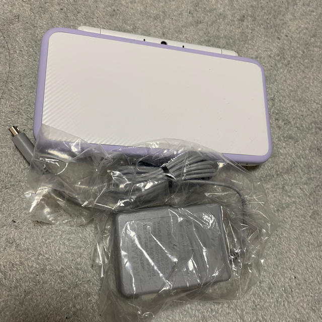 ニンテンドー2DS(ニンテンドー2DS)の2DS LL ホワイト×ラベンダー 充電器.タッチペン付き エンタメ/ホビーのゲームソフト/ゲーム機本体(家庭用ゲーム機本体)の商品写真