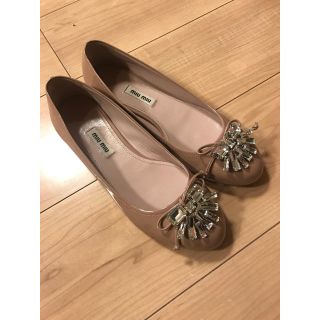 ミュウミュウ(miumiu)のミュウミュウ  ベージュ  エナメル  パンプス  レッドヴァレンティノ(ハイヒール/パンプス)