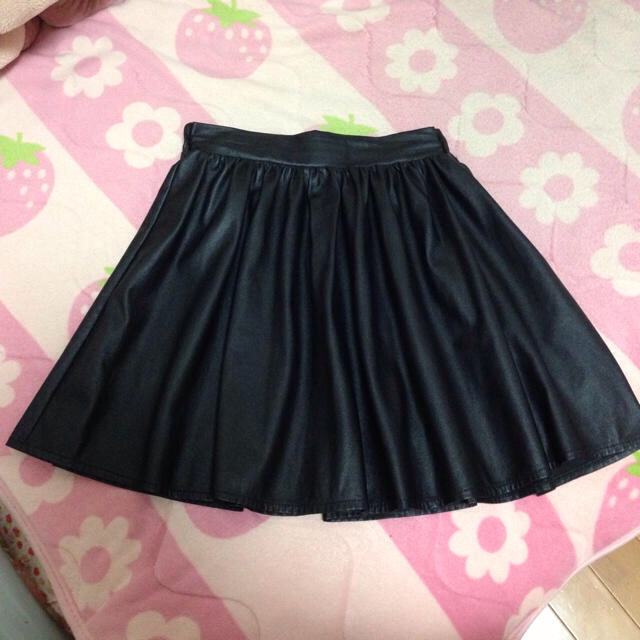 Nomine(ノミネ)のノミネのレザースカート レディースのスカート(ミニスカート)の商品写真