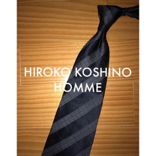 ヒロココシノ(HIROKO KOSHINO)の美品 ヒロココシノ チャコールストライプ プリントタイ(ネクタイ)