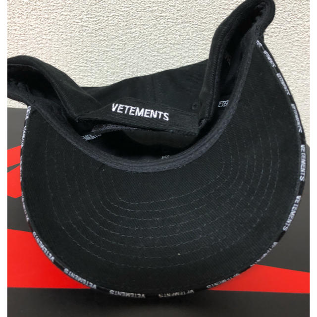VETEMENTS ヴェトモン Logo-embroidered cap VETEMENTS ヴェトモン Logo-embroidered cap