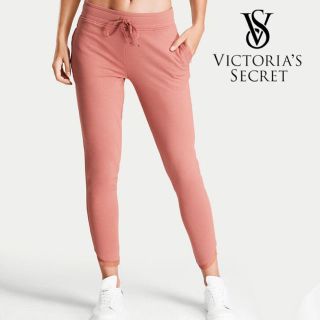 ヴィクトリアズシークレット(Victoria's Secret)のVSジョガーパンツ(ウィザードローズ)(カジュアルパンツ)