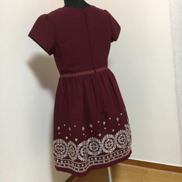 ニッセン(ニッセン)の654】ニッセン 刺繍 ワンピース  レッド(えんじ) Mサイズ レディースのフォーマル/ドレス(ミニドレス)の商品写真