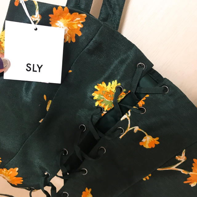 SLY(スライ)の新品未使用タグ付き SLY A/W ビスチェ グリーン花柄 レディースのトップス(ベアトップ/チューブトップ)の商品写真