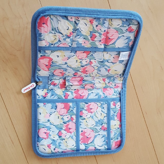 Cath Kidston(キャスキッドソン)の値下げCath Kidston　母子手帳　パスポート　マルチケース　美品 キッズ/ベビー/マタニティのマタニティ(母子手帳ケース)の商品写真