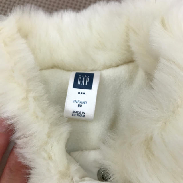 babyGAP(ベビーギャップ)のGAP☆ホワイトファー中綿コート☆ キッズ/ベビー/マタニティのベビー服(~85cm)(ジャケット/コート)の商品写真