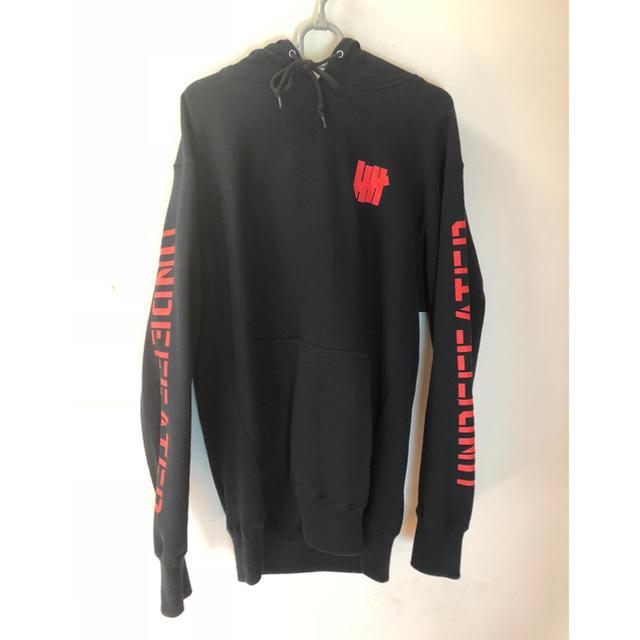 UNDEFEATED(アンディフィーテッド)のUNDEFEATED CHEST STRIKE HOODIE L メンズのトップス(パーカー)の商品写真