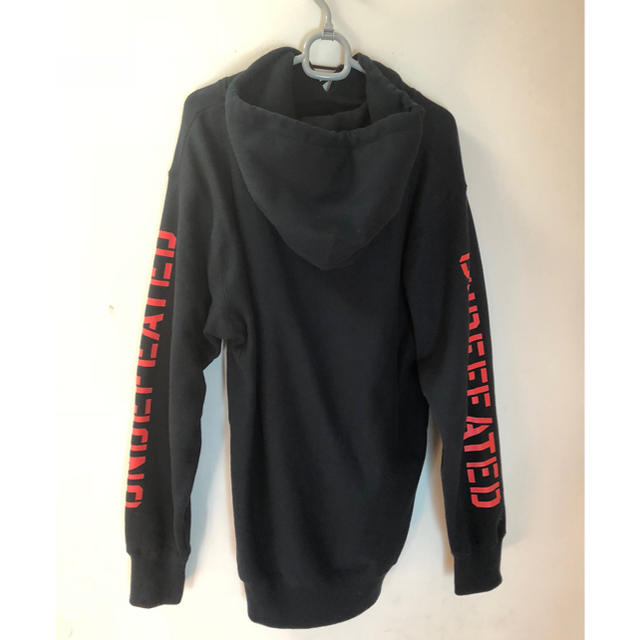UNDEFEATED(アンディフィーテッド)のUNDEFEATED CHEST STRIKE HOODIE L メンズのトップス(パーカー)の商品写真