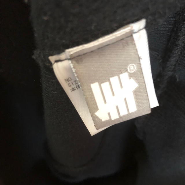 UNDEFEATED(アンディフィーテッド)のUNDEFEATED CHEST STRIKE HOODIE L メンズのトップス(パーカー)の商品写真