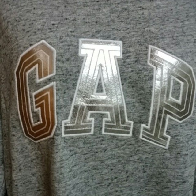 GAP(ギャップ)の新品未使用GAPスウェットトレーナーグレーロゴシルバーM レディースのトップス(トレーナー/スウェット)の商品写真