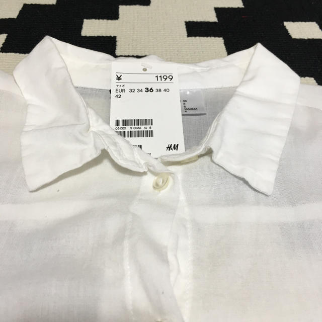 H&M(エイチアンドエム)の新品 タグ付 H&M コットン シャツ ホワイト Sサイズ レディースのトップス(シャツ/ブラウス(長袖/七分))の商品写真