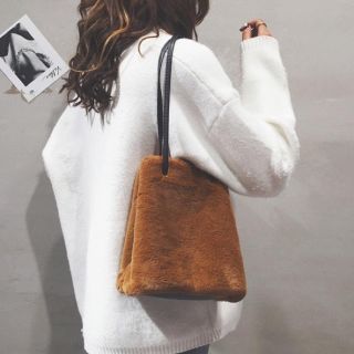 ザラ(ZARA)のファー 巾着ショルダーバッグ ふわふわ 巾着バッグ titivate好きな方に(ショルダーバッグ)