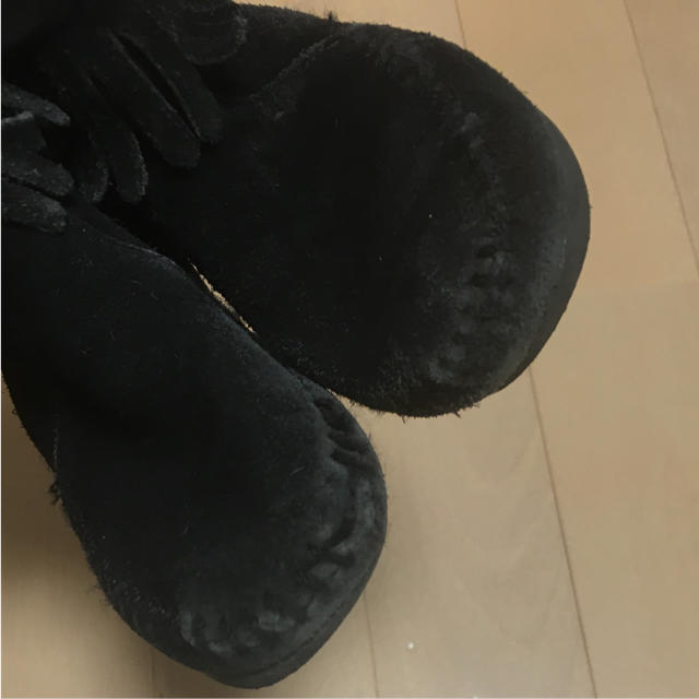 Minnetonka(ミネトンカ)のミネトンカ フリンジブーツ 14cmくらい サイズ7 キッズ/ベビー/マタニティのベビー靴/シューズ(~14cm)(ブーツ)の商品写真