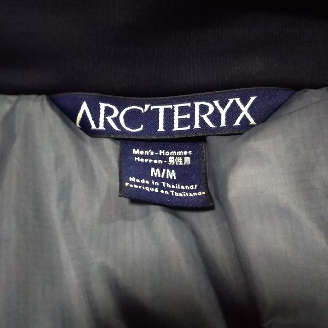 ARC'TERYX(アークテリクス)の期間限定値下げ!アークテリクス アトムSV M ブラック ダウン 中綿 メンズのジャケット/アウター(ダウンジャケット)の商品写真