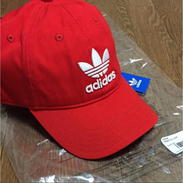 adidas(アディダス)のアディダス オリジナルス トレフォイルロゴ キャップ レッド 新品未使用 メンズの帽子(キャップ)の商品写真