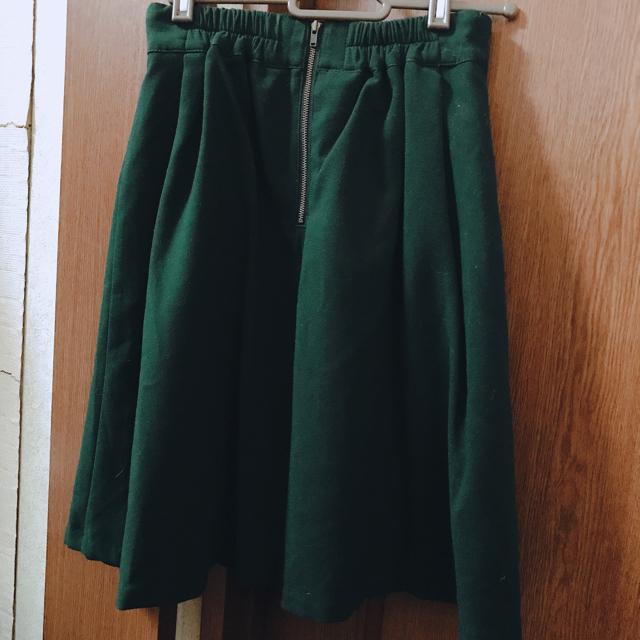 MAJESTIC LEGON(マジェスティックレゴン)のマジェ モスグリーン タックスカート 緑 フリーサイズ maje 田中里奈着用 レディースのスカート(ひざ丈スカート)の商品写真