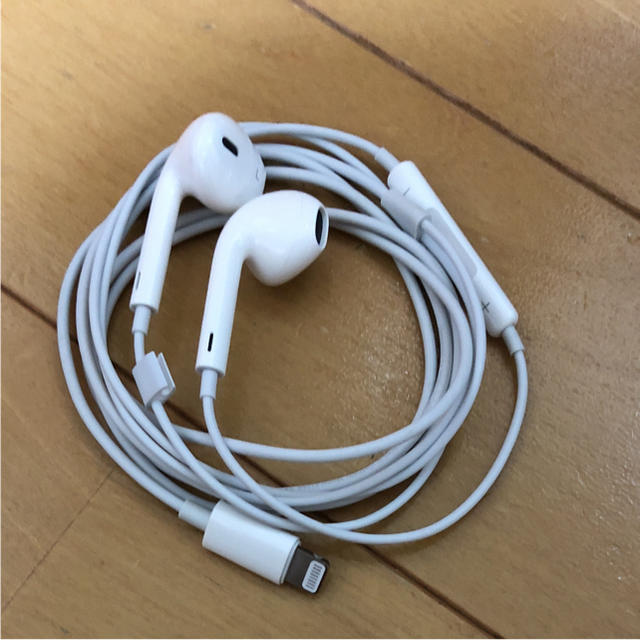 Apple(アップル)のアイホン イヤホン スマホ/家電/カメラのオーディオ機器(ヘッドフォン/イヤフォン)の商品写真