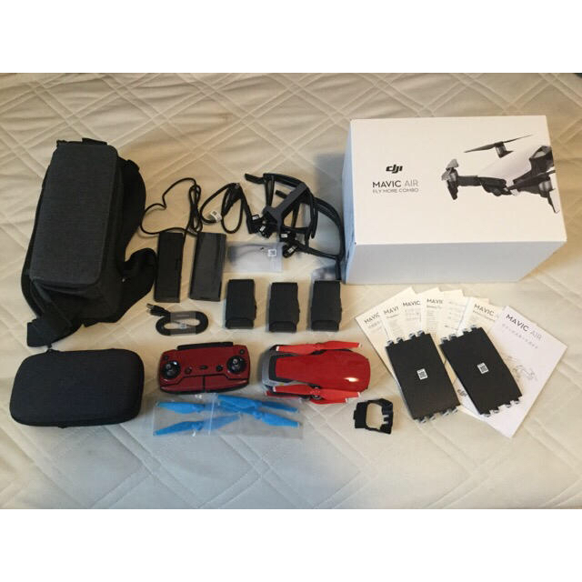 【DJI】 MAVIC AIR フライモアコンボ   レッド  おまけドローン エンタメ/ホビーのおもちゃ/ぬいぐるみ(ホビーラジコン)の商品写真