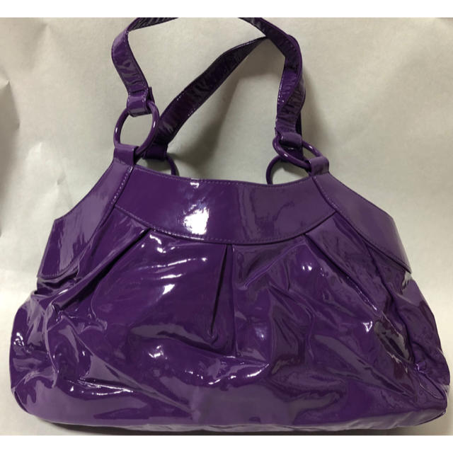 agnes b.(アニエスベー)のagnis b. 紫エナメルバッグ 美品 レディースのバッグ(ショルダーバッグ)の商品写真