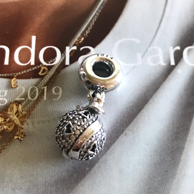 SWAROVSKI(スワロフスキー)のパンドラ PANDORAクリスマスチャーム レディースのアクセサリー(チャーム)の商品写真