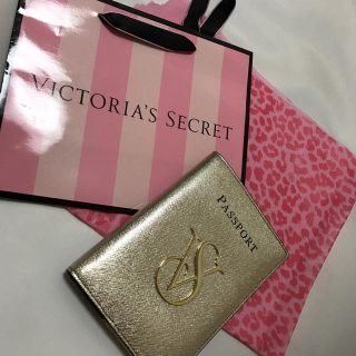 ヴィクトリアズシークレット(Victoria's Secret)のvictoria’ssecret ビクシー パスポートケース ゴールド 新品 (旅行用品)