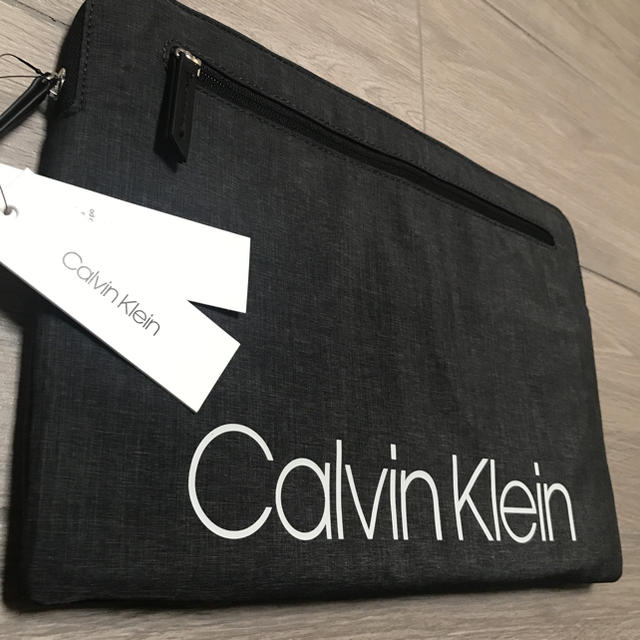 Calvin Klein(カルバンクライン)のCalvin Klein  パソコンケース  グレー スマホ/家電/カメラのPC/タブレット(その他)の商品写真