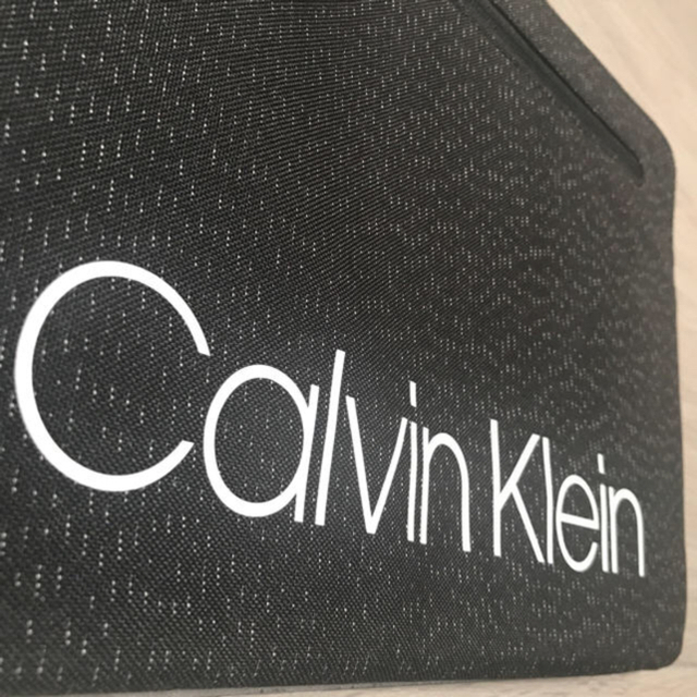 Calvin Klein(カルバンクライン)のCalvin Klein  パソコンケース  グレー スマホ/家電/カメラのPC/タブレット(その他)の商品写真