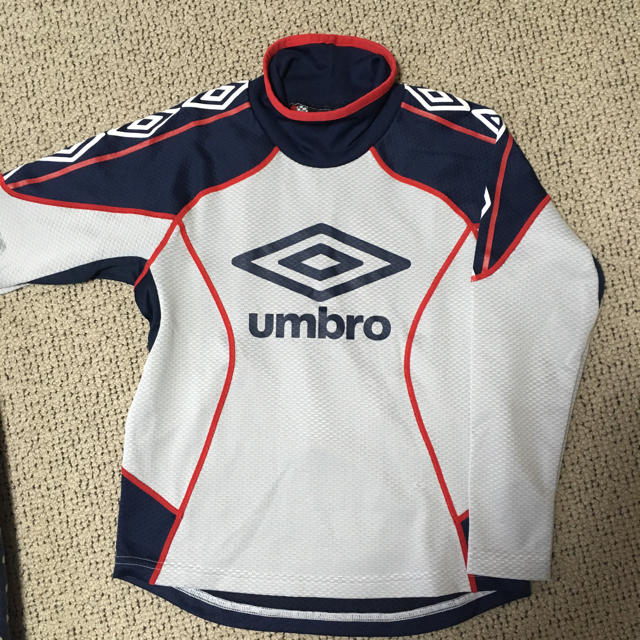 UMBRO(アンブロ)のumbro 長袖トレーニングTシャツ（サイズ130） スポーツ/アウトドアのサッカー/フットサル(その他)の商品写真