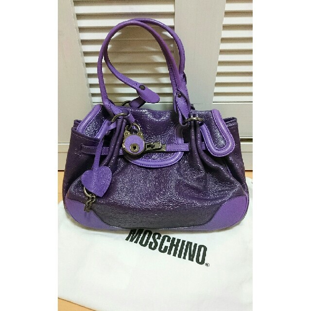 MOSCHINO(モスキーノ)のMOSCHINO モスキーノ 紫色 牛革 鍵錠前付きバッグ レディースのバッグ(ハンドバッグ)の商品写真